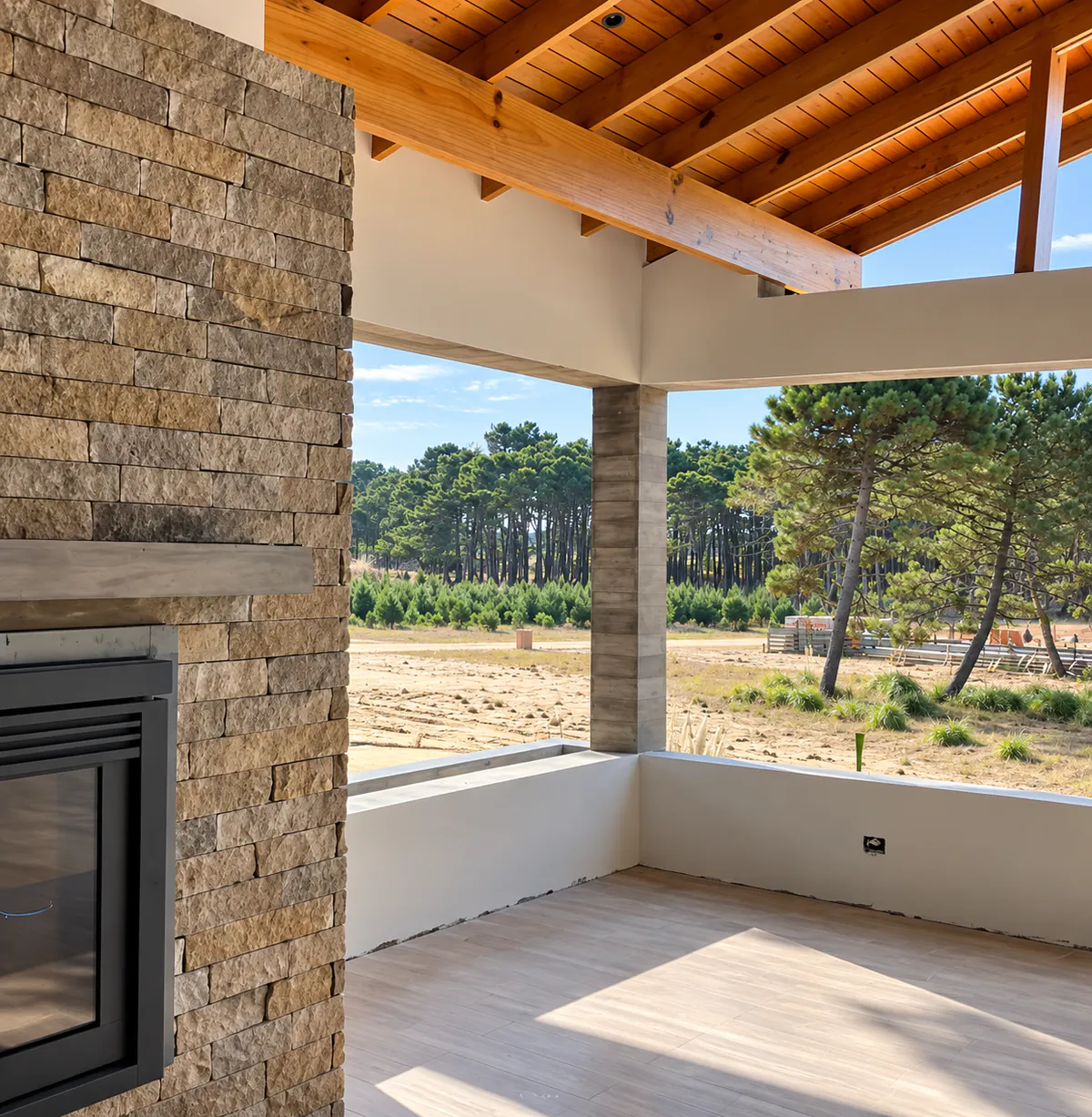 Galería construida en madera y piedra, abierta al paisaje de pinos.